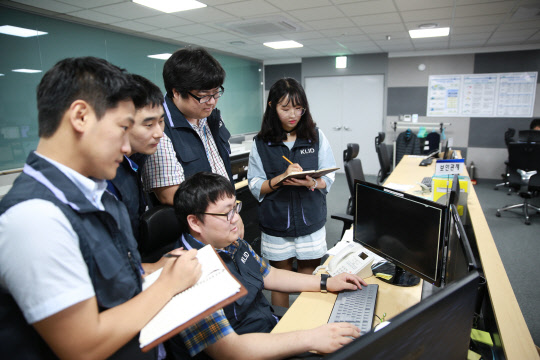 사이버침해대응지원센터 보안관제팀원들이 사이버테러 모니터링을 하고 있다.  한국지역정보개발원 제공